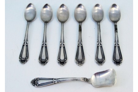 Conjunto de seis colheres de café e pá de açúcar em prata com cabos relevados.